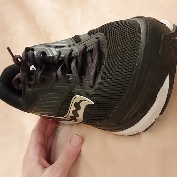 Saucony mens 8, black running shoes - Picture 3 of 4